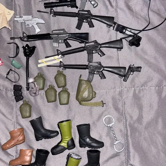 Classic GI Joe Action Figure Set with Accessories - Picture 2 of 3